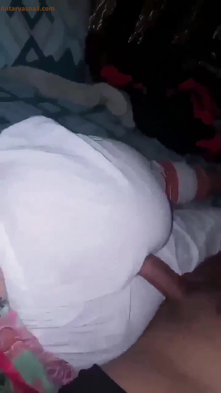 सोयी हुई बहन की गांड पर लंड घिसता भाई