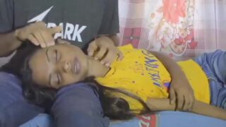 छोटी बहन के मुंह में लंड ठूंसकर मसलें उसके बूब्स