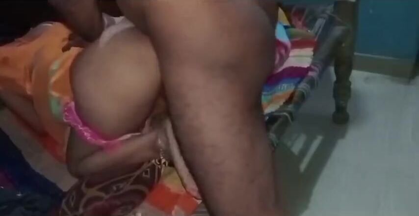 बेंक मेनेजर ने गाँव की आंटी नीलू को चोद के लोन अप्रूव की