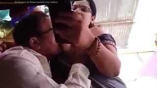 दुकान पर अंकलजी ने चूसें आंटी के टैंकर बूब्स