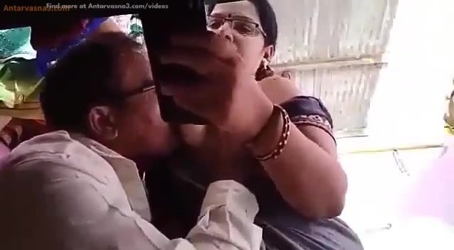 दुकान पर अंकलजी ने चूसें आंटी के टैंकर बूब्स