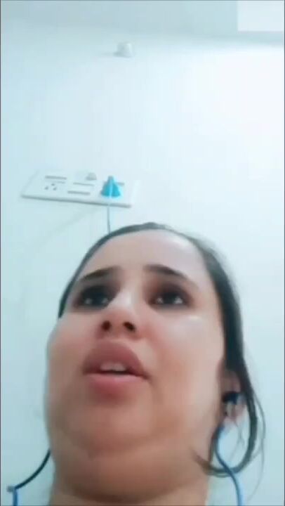 एयर होस्टेस ने वीडियो कॉल में चूत दिखाई