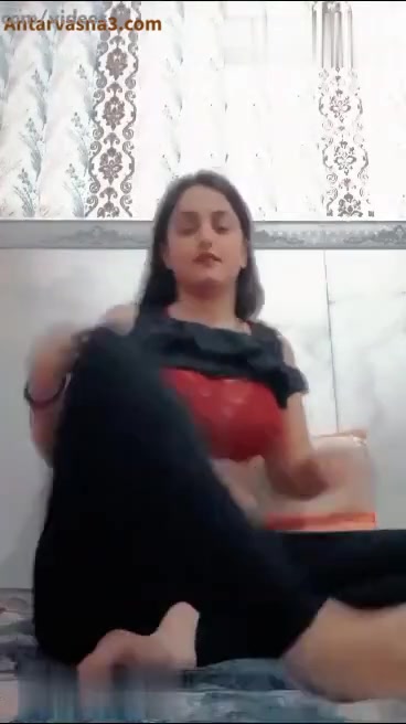 जवान लड़की ने नंगी सेल्फी में चूत दिखाई