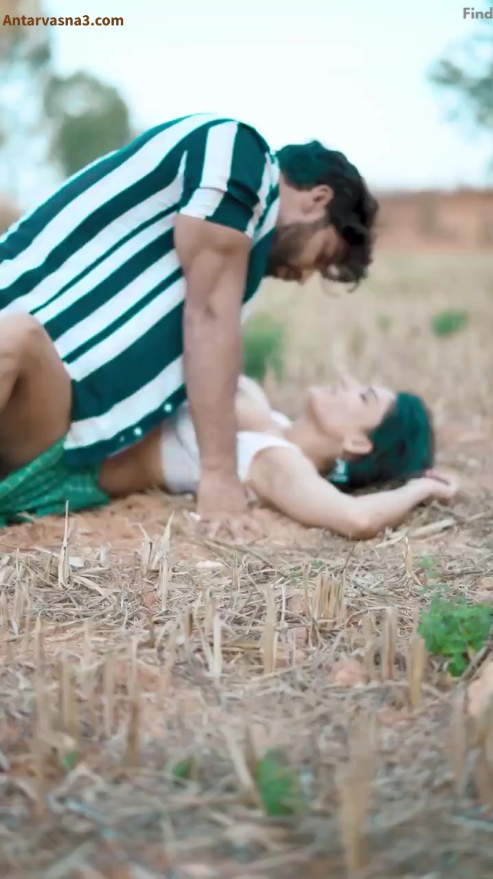 दिनदहाड़े खेत में काम करतीं भाभी को दिलाया लंड से सुकून