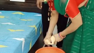 नौकरानी थोड़ा करीब तो आओ! मॅडम बाहर गई है!