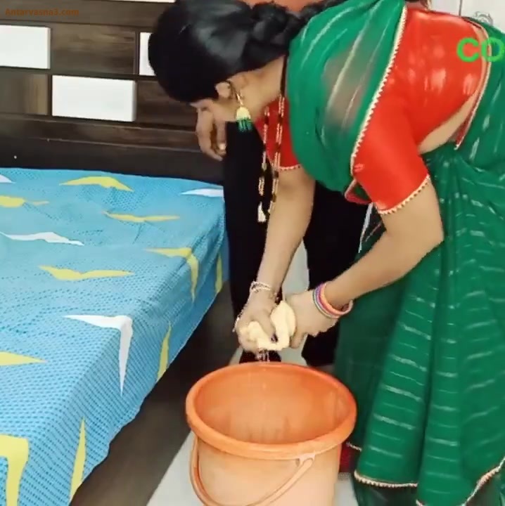 नौकरानी थोड़ा करीब तो आओ! मॅडम बाहर गई है!