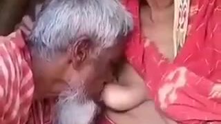 बांगला दादी के बूब्स चूसते दादा जी