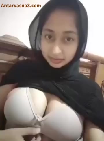 हॉट मुस्लिम भाभी ने बिग बूब्स की सेल्फी भेजी