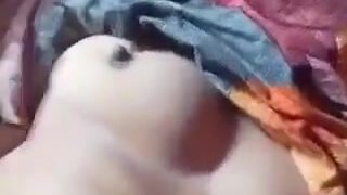 रात में चाची की चड्डी निकाल के चूत में ऊँगली की
