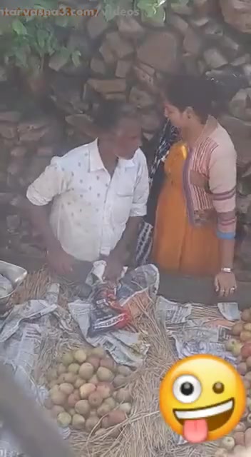 फ्रूट वाले का लंड हिलाती भाभी का वायरल सेक्स वीडियो