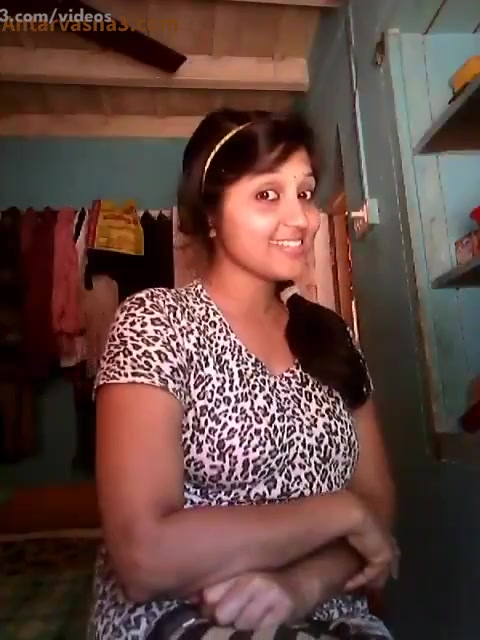 गाँव की जवान माल ने कपडे निकाल के बूब्स दिखाये