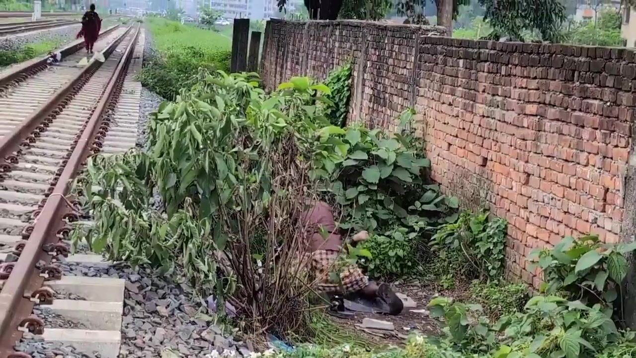रेलवे ट्रेक के पास चुदती हुई लड़की का सेक्सी एमएमएस