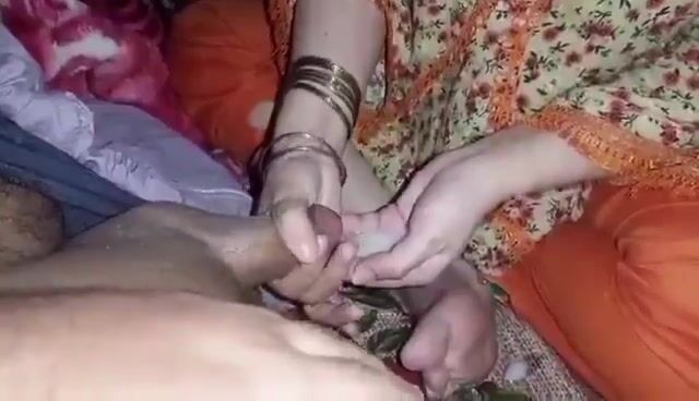 मामी ने भांजे का हिला के हथेली में माल लिया