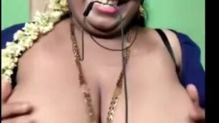 साउथ की आंटी ने टैंकर बूब्स दिखाए (Xhamster Live)