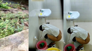 नंगा मूत रही लड़की का वीडियो बनाया बॉयफ्रेंड ने