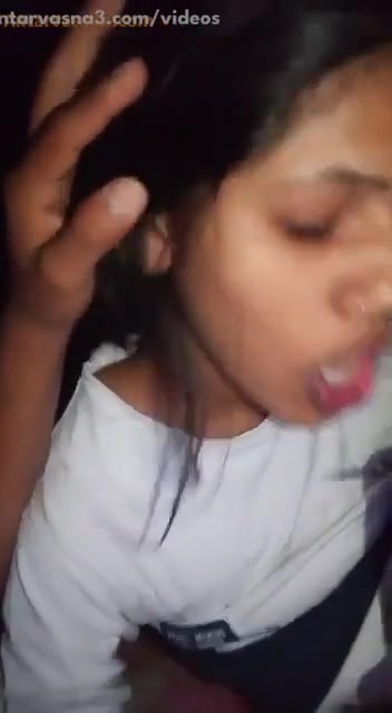 चाचा की बेटी के साथ अँधेरे में मजे करता लड़का
