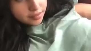 शहर की हॉट लड़की ने अपने टेंकर बूब्स दिखाये