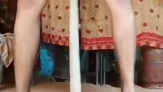 गाँव की आंटी ने चूत में फावड़ा लिया!