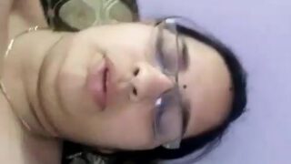 प्लास्टिक के डंडे से चूत हिला के दही निकालती नाशिक की मौसी