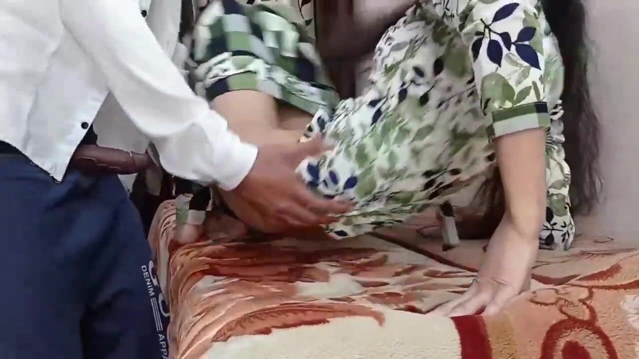 बड़े औजार से चुदाई का मजा लेती सेक्सी लड़की