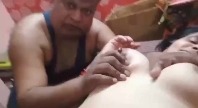 अंकल से बूब्स चुसवाते हुए आंटी ने एक्सएक्सएक्स सेल्फी ली