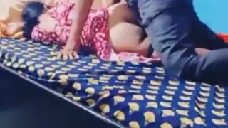 सोयी हुई भाभी पर चढ़ गया देवर