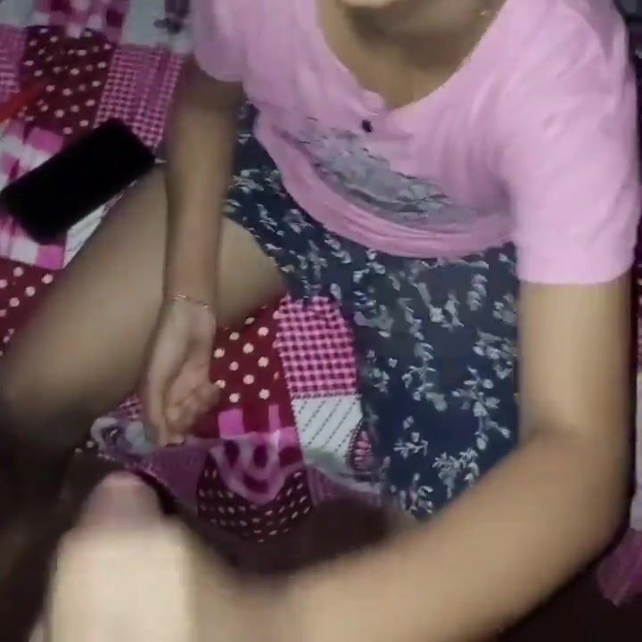 छोटी साली ने रिचार्ज के लिए जीजा का लंड हिलाया