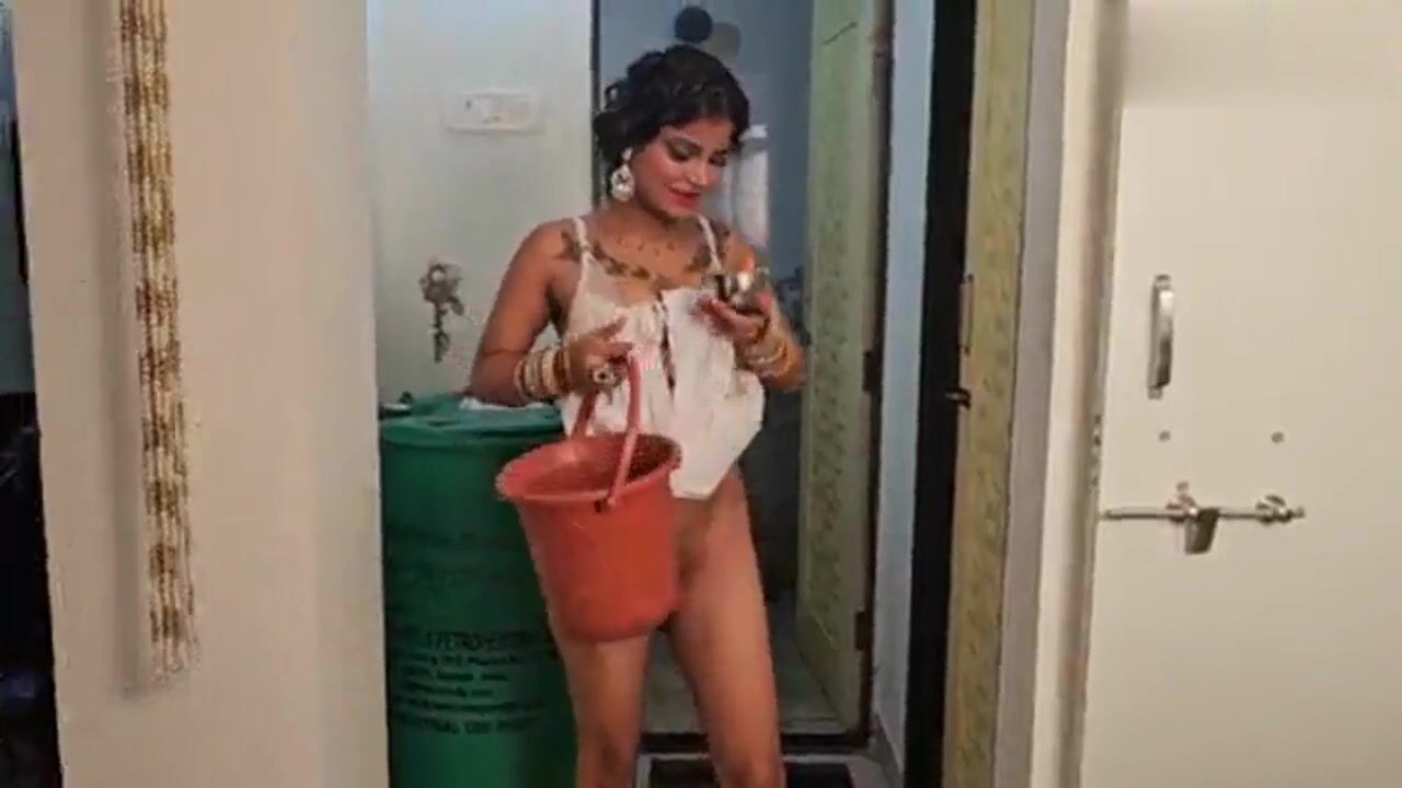 Desi sex video mein kamuk Bhabhi aur tharki Devar ki chudai