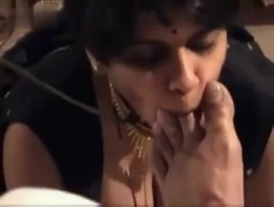 BDSM xxx viral clip of an Aunty’s submission to her Master
