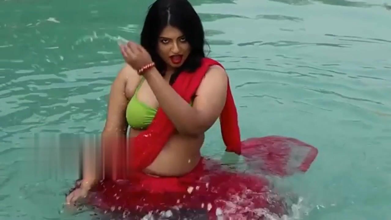 Bangla Beautiful Boudi’s hot seductive reel in a wet saree