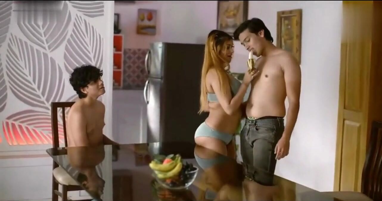 Viral threesome blue film of a Milf fucked by 2 young guys