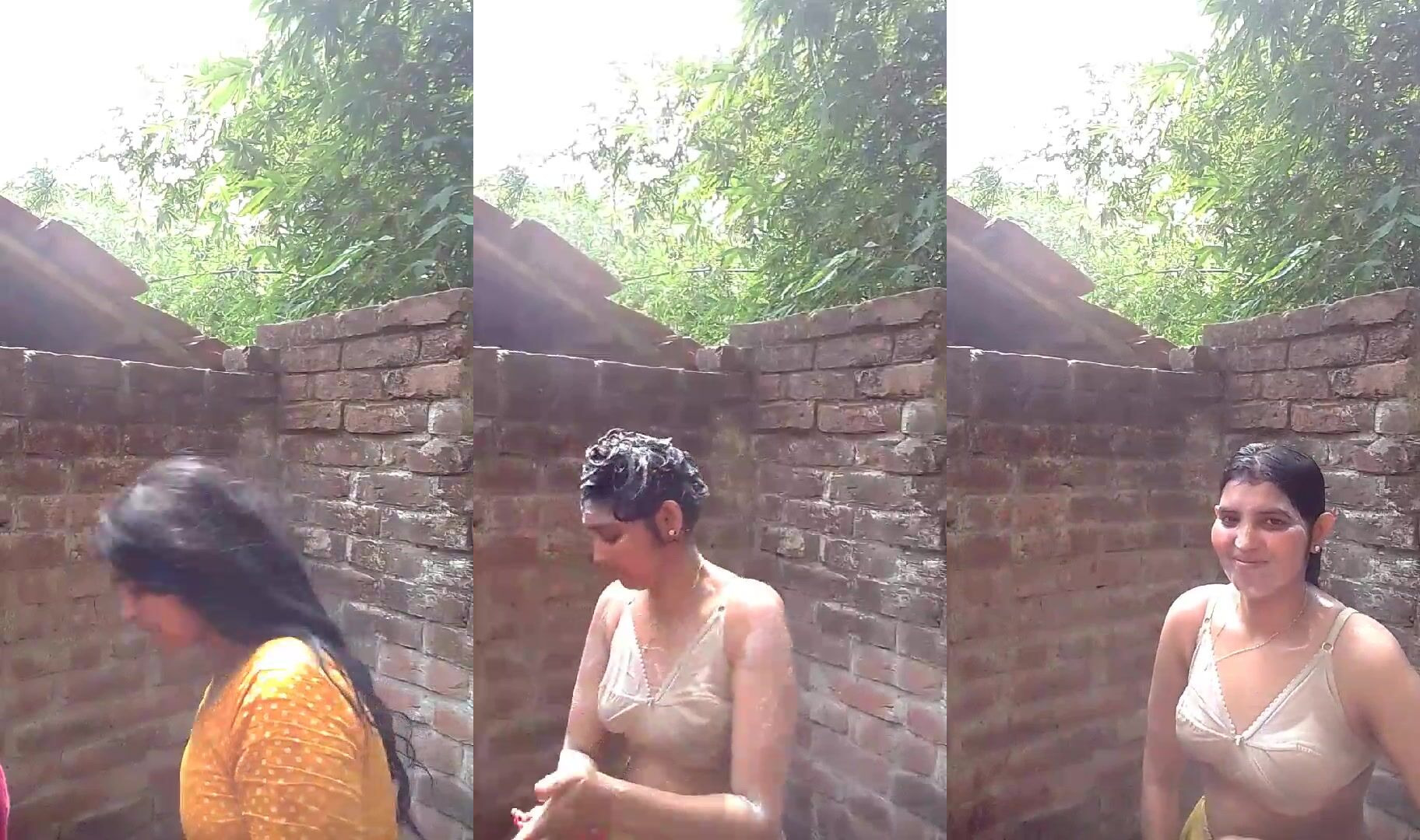 Desi MMS XXX clip of hot Bhabhi bathing in an open bathroom