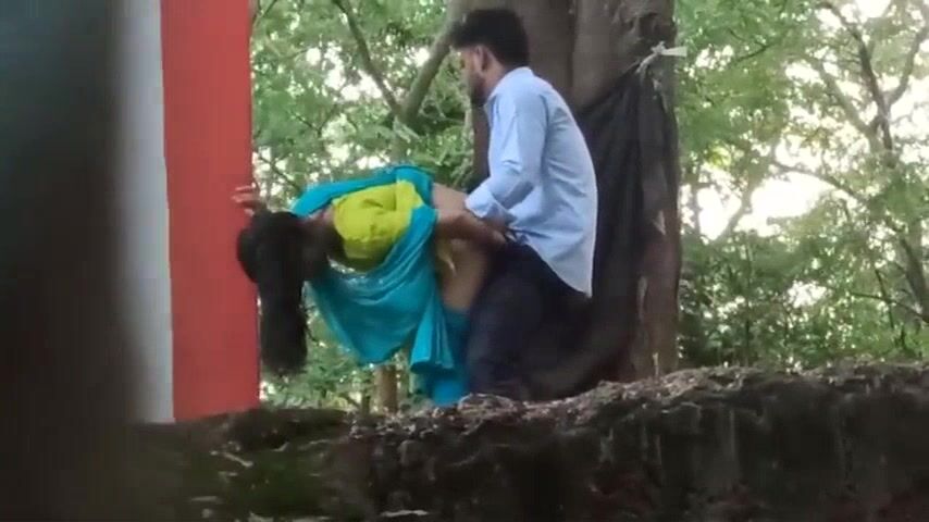 Desi XXX viral MMS of a girl fucked in the open by her bf