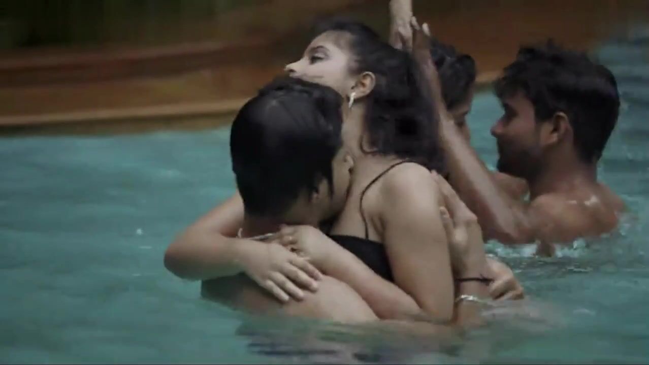 College students ki swimming pool mein chudai ki blue film