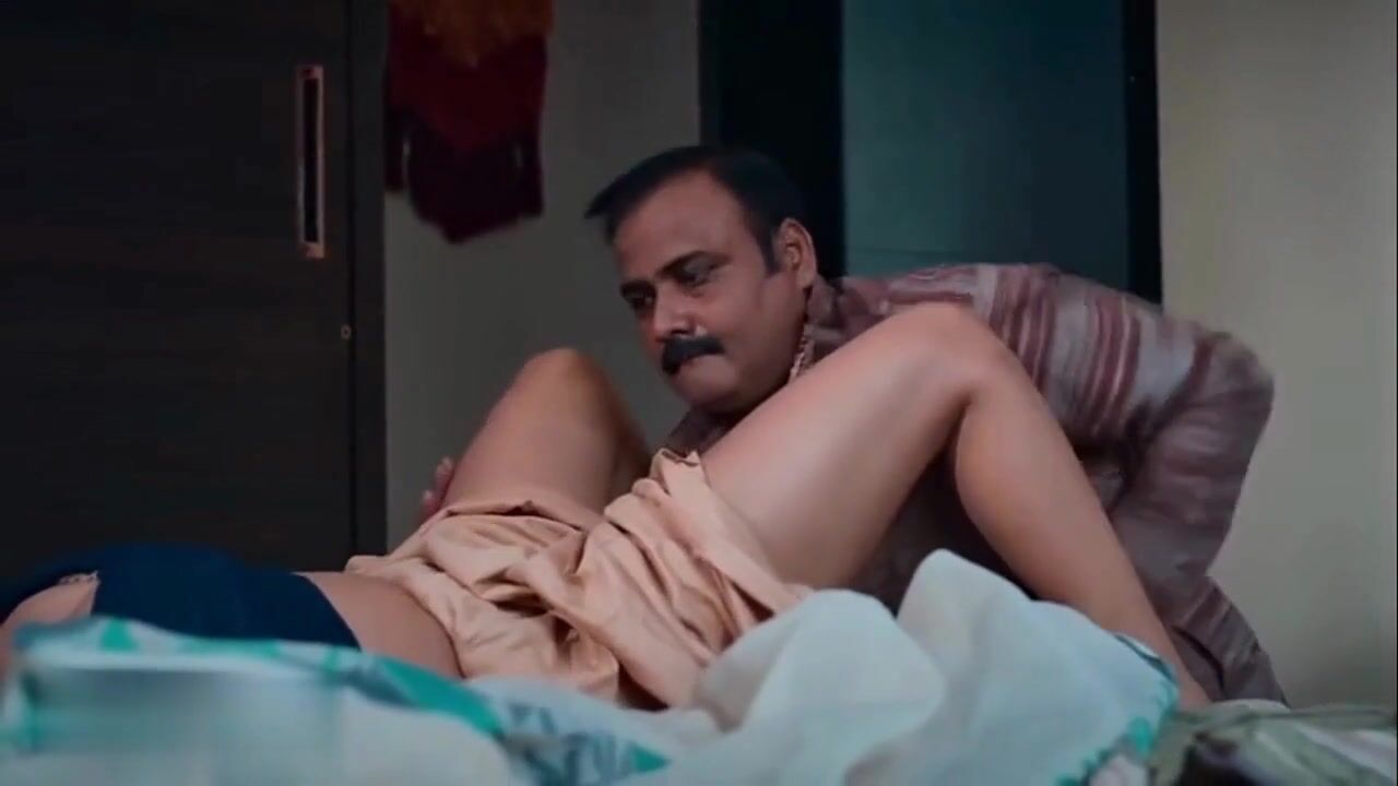 Desi Bhabhi ki Gaav ke Tailor ke sath chudai ki blue film
