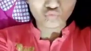 बड़े बूब्स और गीली चूत मसलती हॉट गर्ल का वीडियो कॉल