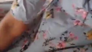 मम्मी के बॉयफ्रेंड के लंड से खेलती जवान लड़की का बीएफ