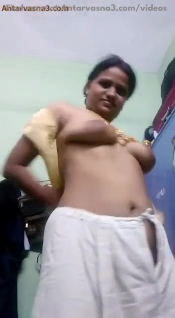चमकीला पिला ब्लाउज निकाल के भाभी ने दिखाई दूध की थेलीयां और चूत