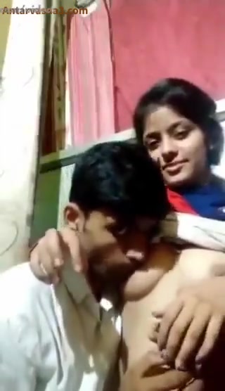 गर्लफ्रेंड की नर्म चूंचियां मुंह में ले लड़का पीने लगा दूध