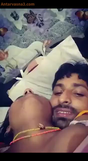 रांड को चोदने से पहले ट्रक ड्राइवर ने चूचियां दबाई