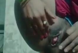 बिहारन भाभी ने अपनी झांट वाली गुलाबी बुर दिखाई