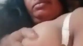 तमिल आंटी के टैंकर बूब्स दबाते अंकल का सेल्फी विडियो