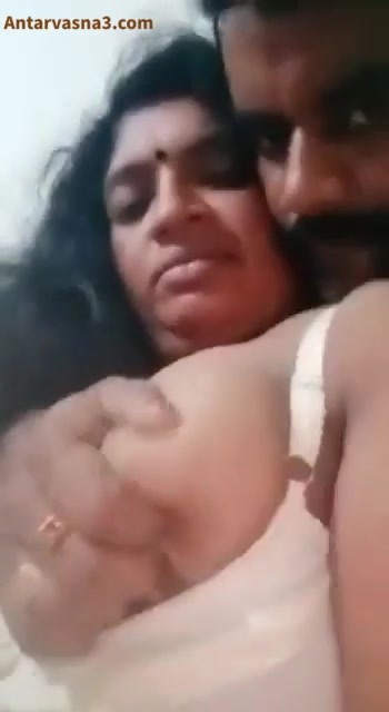 तमिल आंटी के टैंकर बूब्स दबाते अंकल का सेल्फी विडियो