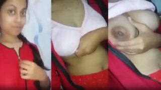 जवान लड़की ने जेकेट खोल के बड़े बूब्स की सेल्फी बनाई