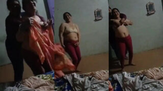 सेक्सी आंटी का नंगा डांस बूब्स दिखा के