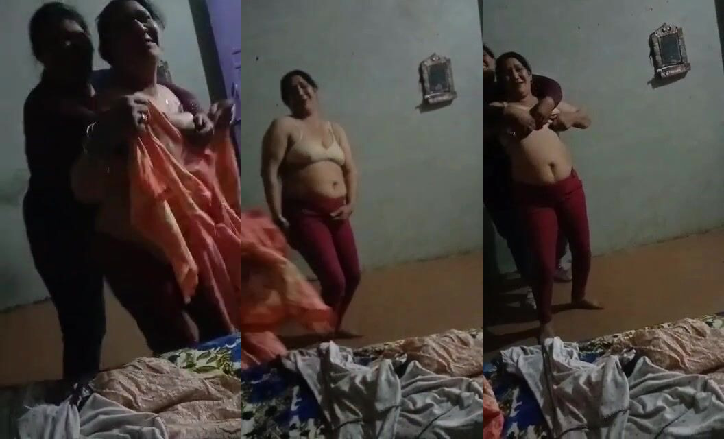 सेक्सी आंटी का नंगा डांस बूब्स दिखा के